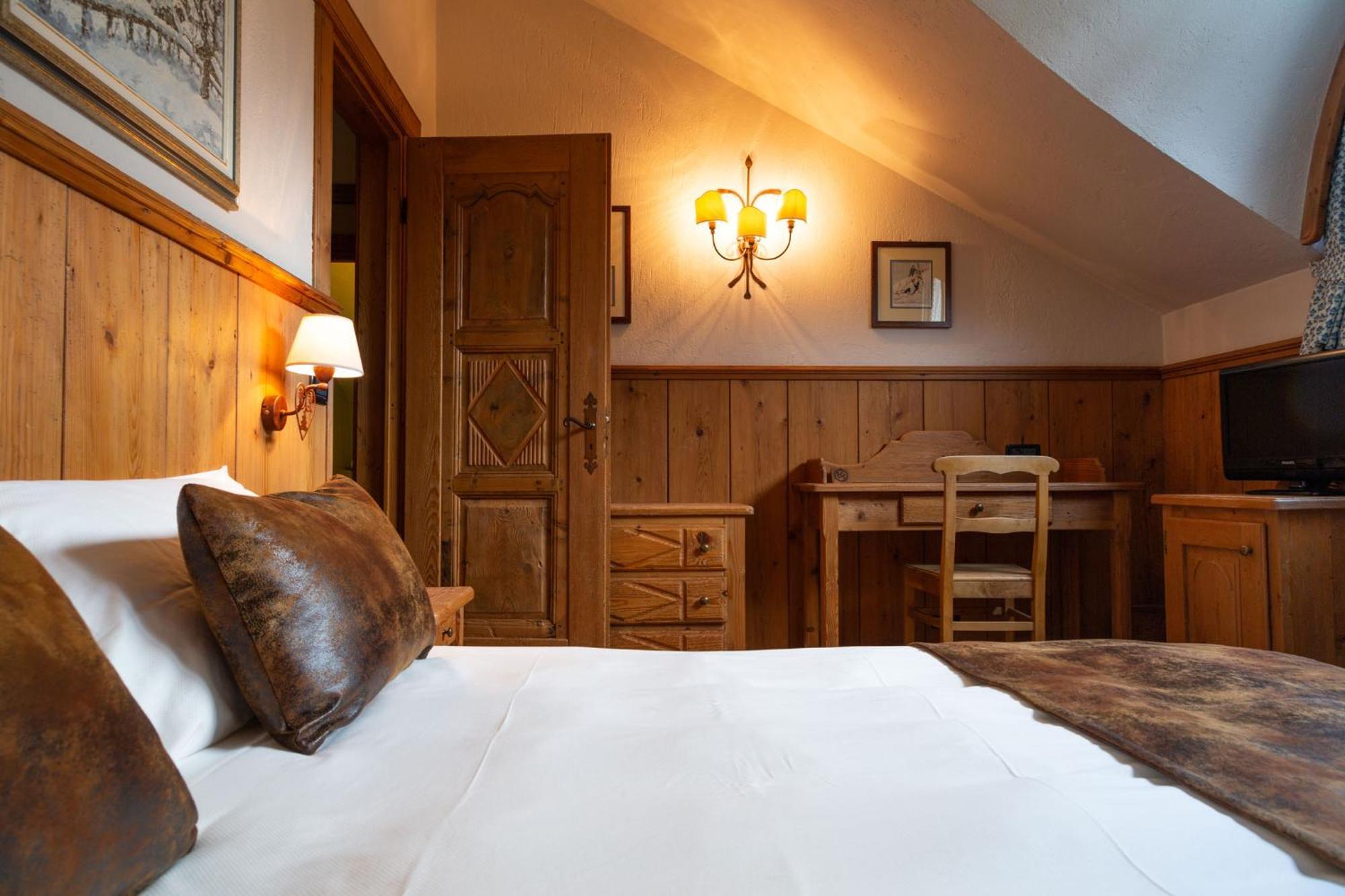 Hotel Bouton D'Or - Κουρμαγιέρ Εξωτερικό φωτογραφία