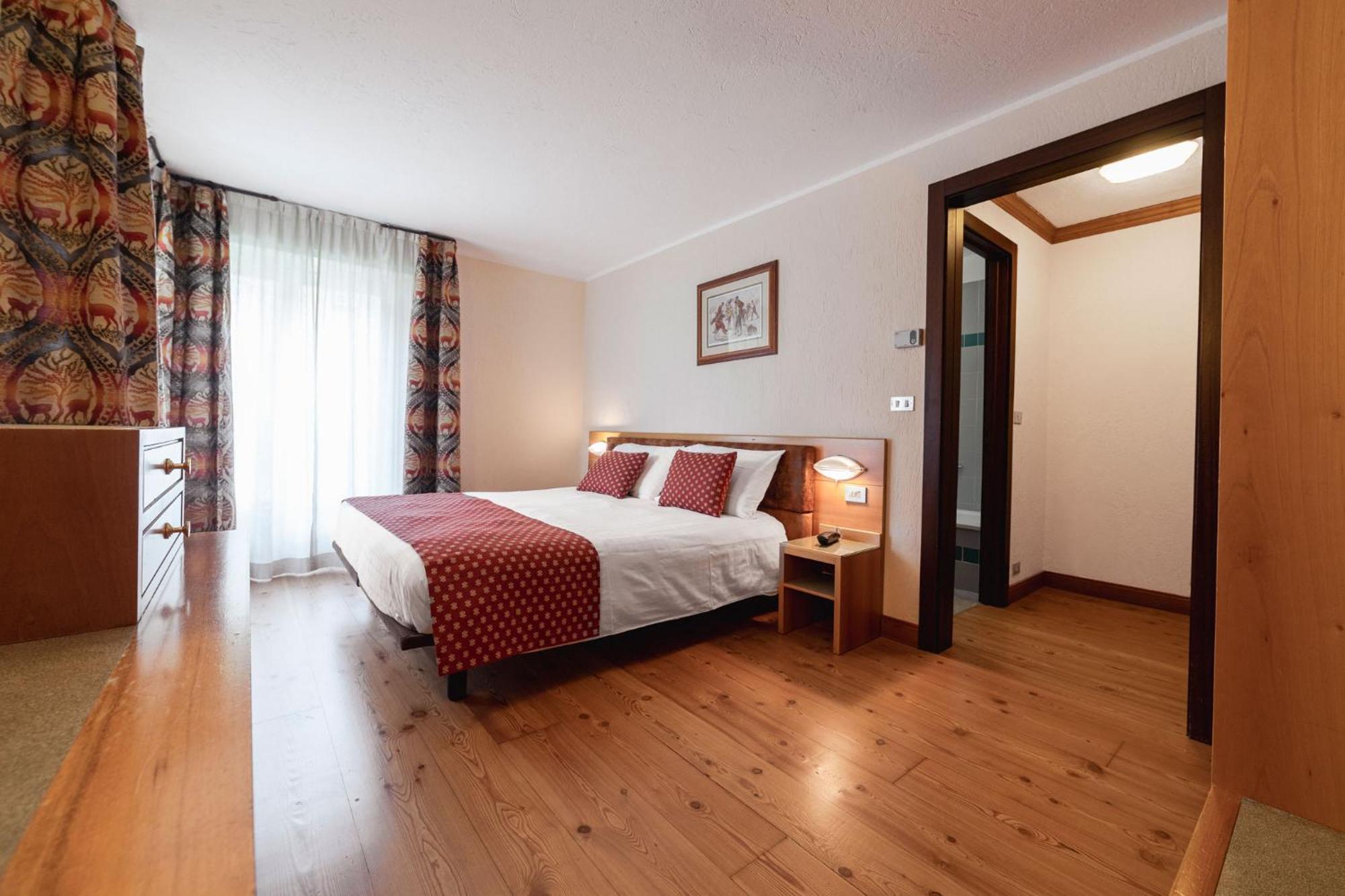 Hotel Bouton D'Or - Κουρμαγιέρ Εξωτερικό φωτογραφία