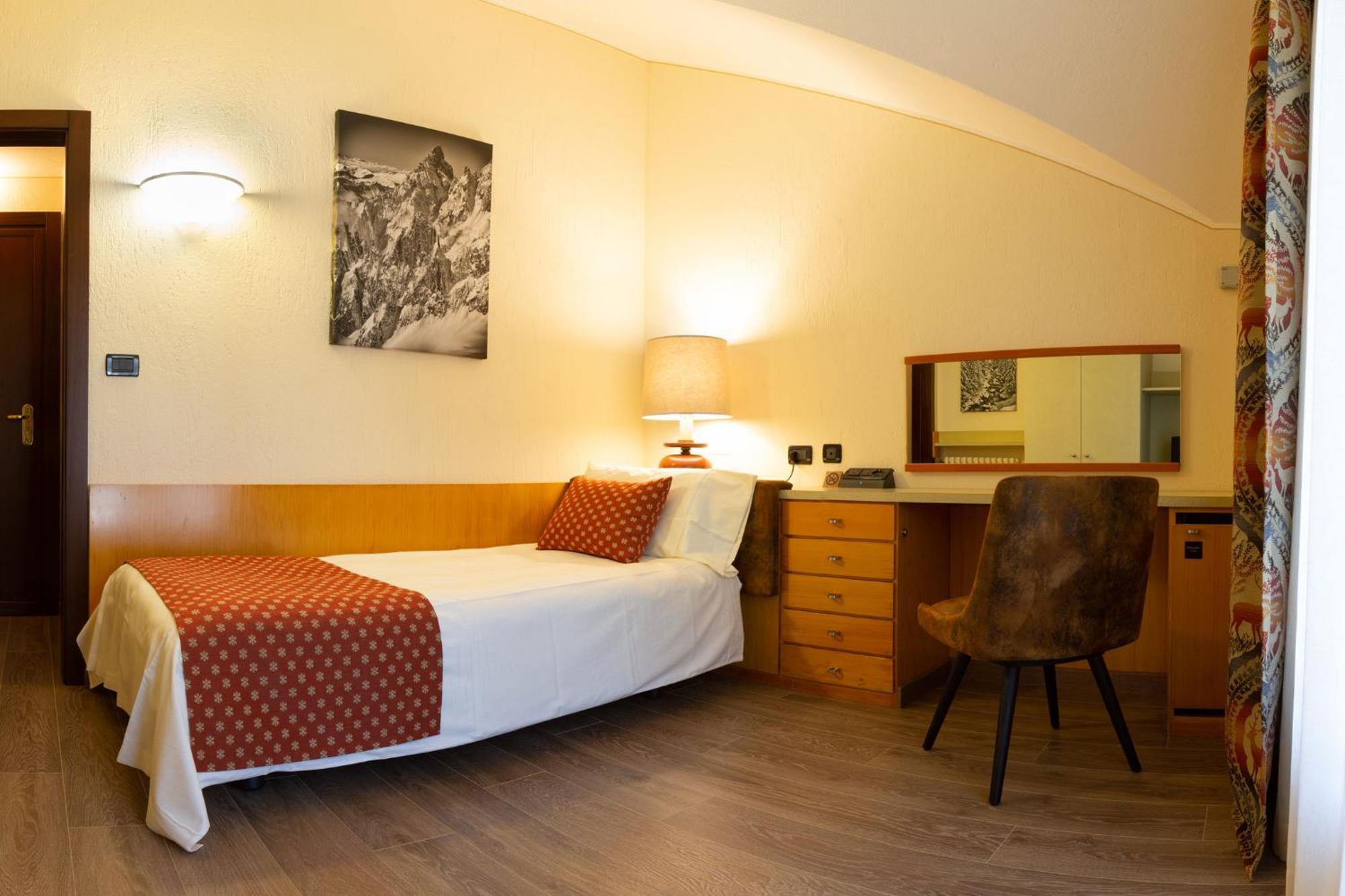 Hotel Bouton D'Or - Κουρμαγιέρ Εξωτερικό φωτογραφία